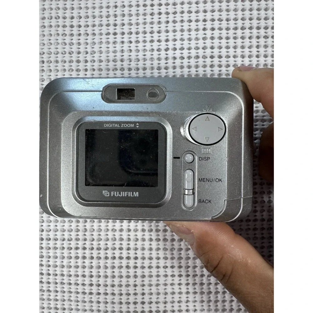 (B-2) Fujifilm FinePix A101 1.3MP Digital Camera Silver For Parts Not Working